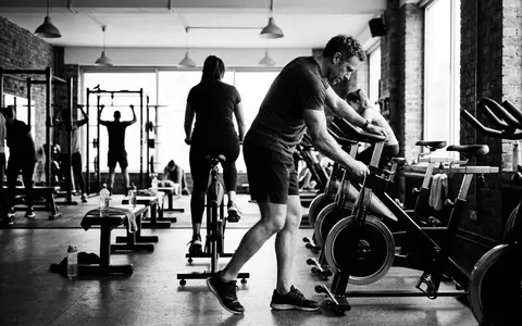 Schwarzweiss-Reportage mit Heimtrainer zum Thema Peloton Bike, ISIN US7127131005, hoher Kontrast, sachlich dargestellt - Foto: THN