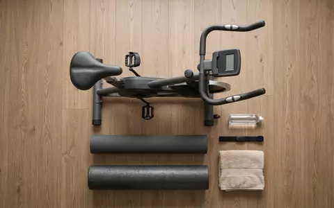 Flatlay-Arrangement rund um Heimtrainer zum Thema Peloton Bike, ISIN US7127131005, weiches Oberlicht - Foto: THN