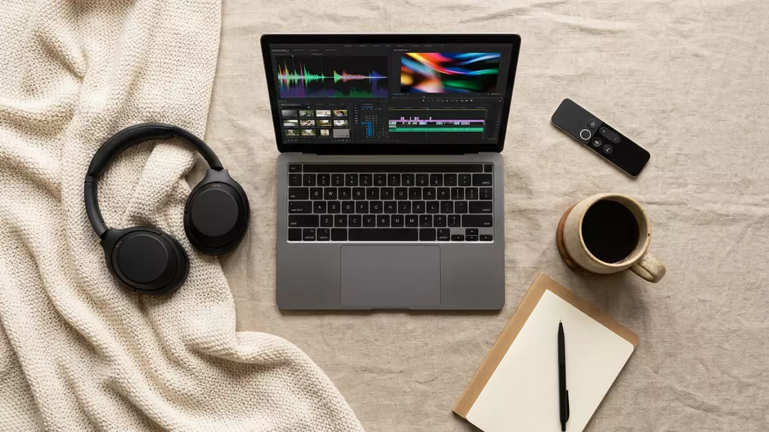 Flatlay-Arrangement rund um Streaming-Laptop mit passenden Requisiten von oben