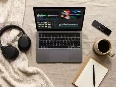 Flatlay-Arrangement rund um Streaming-Laptop zum Thema Paramount+, ISIN US92556H2067, weiches Oberlicht, sachlich dargestellt - Foto: THN