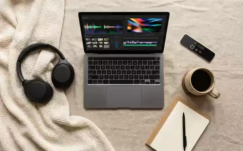 Flatlay-Arrangement rund um Streaming-Laptop zum Thema Paramount+, ISIN US92556H2067, weiches Oberlicht, sachlich dargestellt - Foto: THN