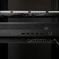 Fotorealistische Studioaufnahme von Netzwerk-Sicherheitsgerät zum Thema Palo Alto Firewall, ISIN US6974351057, klare Lichtfuehrung - Foto: THN