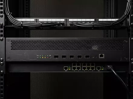 Fotorealistische Studioaufnahme von Netzwerk-Sicherheitsgerät zum Thema Palo Alto Firewall, ISIN US6974351057, klare Lichtfuehrung - Foto: THN