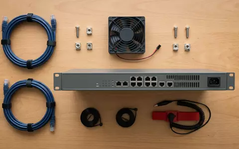 Flatlay-Arrangement rund um Netzwerk-Sicherheitsgerät zum Thema Palo Alto Firewall, ISIN US6974351057, weiches Oberlicht - Foto: THN