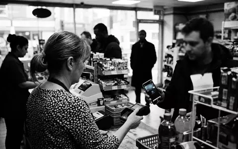 Schwarzweiss-Reportage mit Zahlungs-Smartphone zum Thema PayPal App, ISIN US70450Y1038, hoher Kontrast, sachlich dargestellt - Foto: THN