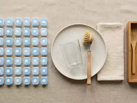 Flatlay-Arrangement rund um Geschirrspültabs zum Thema Finish Geschirrspültabs, ISIN GB00B24CGK77, weiches Oberlicht - Foto: THN