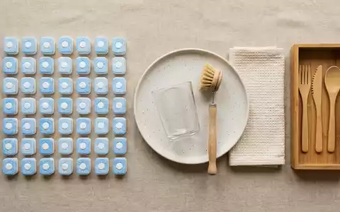 Flatlay-Arrangement rund um Geschirrspültabs zum Thema Finish Geschirrspültabs, ISIN GB00B24CGK77, weiches Oberlicht - Foto: THN