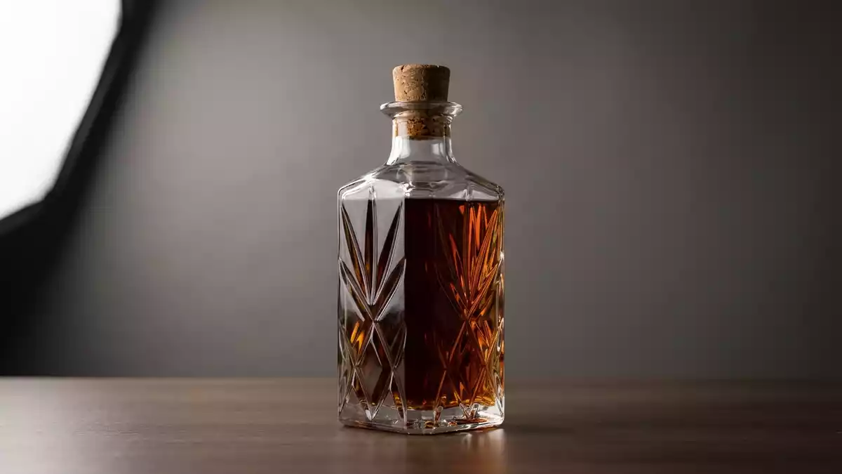 Fotorealistische Studioansicht von Weinbrand in neutraler Produktdarstellung, neutral