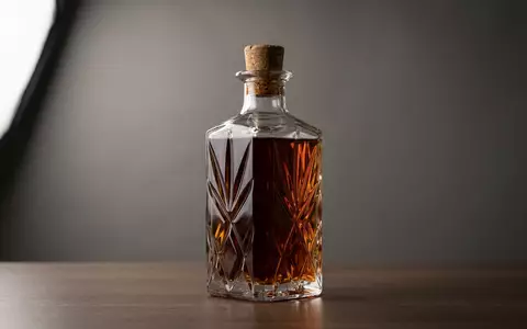 Fotorealistische Studioaufnahme von Weinbrand zum Thema Rémy Martin Cognac, ISIN FR0000130395, klare Lichtfuehrung - Foto: THN