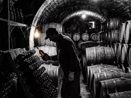 Schwarzweiss-Reportage mit Weinbrand zum Thema Rémy Martin Cognac, ISIN FR0000130395, hoher Kontrast - Foto: THN