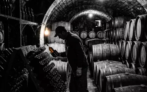Schwarzweiss-Reportage mit Weinbrand zum Thema Rémy Martin Cognac, ISIN FR0000130395, hoher Kontrast - Foto: THN