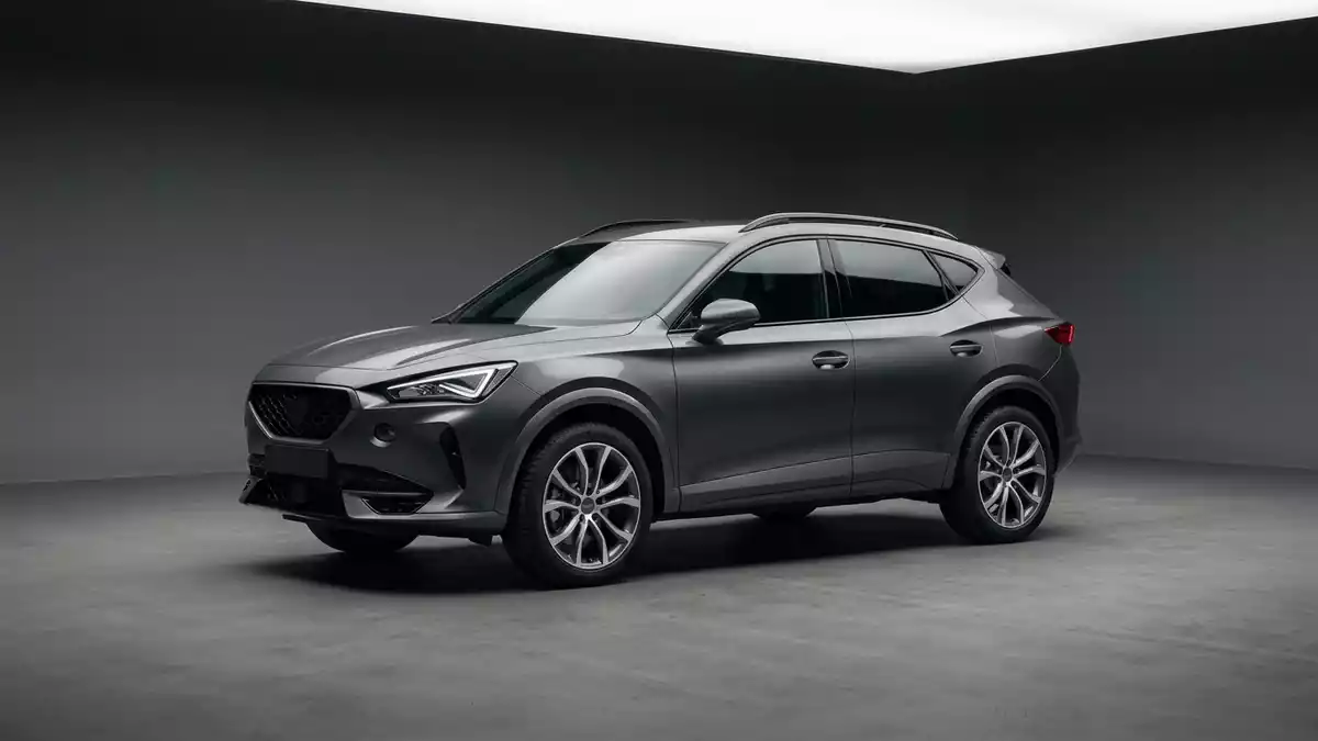Fotorealistische Studioansicht von Kompakt-SUV in neutraler Produktdarstellung