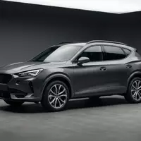 Fotorealistische Studioaufnahme von Kompakt-SUV zum Thema Renault Austral, ISIN FR0000131906, klare Lichtfuehrung - Foto: THN