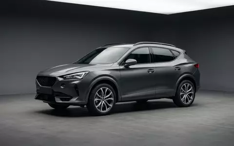 Fotorealistische Studioaufnahme von Kompakt-SUV zum Thema Renault Austral, ISIN FR0000131906, klare Lichtfuehrung - Foto: THN