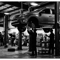 Schwarzweiss-Reportage mit Kompakt-SUV zum Thema Renault Austral, ISIN FR0000131906, hoher Kontrast, sachlich dargestellt - Foto: THN