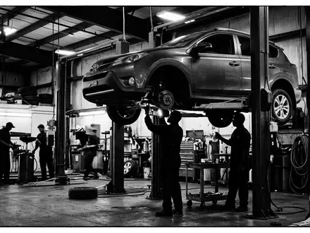 Schwarzweiss-Reportage mit Kompakt-SUV zum Thema Renault Austral, ISIN FR0000131906, hoher Kontrast, sachlich dargestellt - Foto: THN