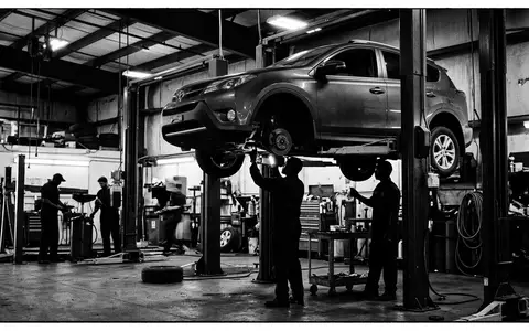 Schwarzweiss-Reportage mit Kompakt-SUV zum Thema Renault Austral, ISIN FR0000131906, hoher Kontrast, sachlich dargestellt - Foto: THN