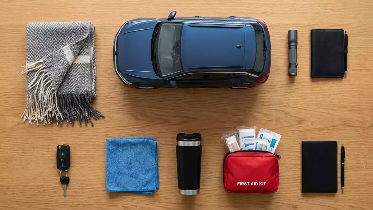 Flatlay-Arrangement rund um Kompakt-SUV mit passenden Requisiten von oben, neutral