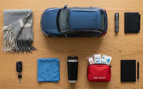 Flatlay-Arrangement rund um Kompakt-SUV zum Thema Renault Austral, ISIN FR0000131906, weiches Oberlicht - Foto: THN