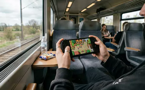 Fotorealistische Aufnahme von Handheld-Konsole auf Reisen zum Thema Nintendo Switch OLED, ISIN JP3756600007, natuerliches Licht - Foto: THN