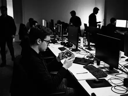 Schwarzweiss-Reportage mit Handheld-Konsole zum Thema Nintendo Switch OLED, ISIN JP3756600007, hoher Kontrast - Foto: THN