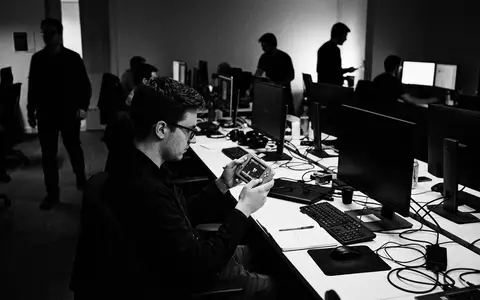 Schwarzweiss-Reportage mit Handheld-Konsole zum Thema Nintendo Switch OLED, ISIN JP3756600007, hoher Kontrast - Foto: THN