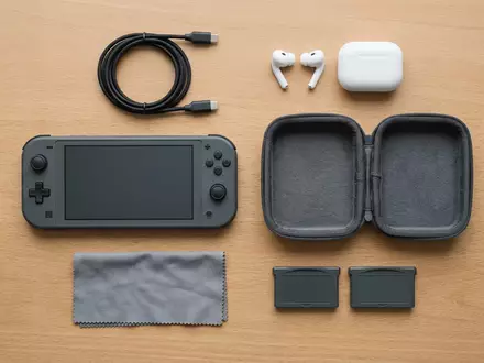 Flatlay-Arrangement rund um Handheld-Konsole zum Thema Nintendo Switch OLED, ISIN JP3756600007, weiches Oberlicht - Foto: THN