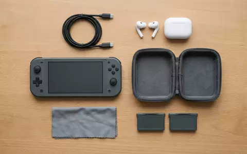 Flatlay-Arrangement rund um Handheld-Konsole zum Thema Nintendo Switch OLED, ISIN JP3756600007, weiches Oberlicht - Foto: THN