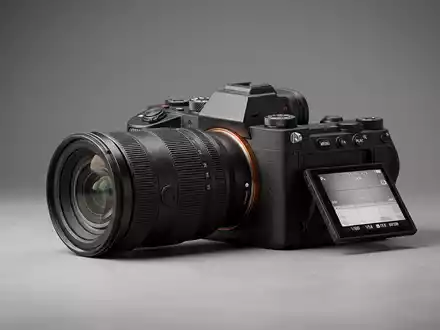 Fotorealistische Studioaufnahme von Systemkamera zum Thema Nikon Z6 II, ISIN JP3657400002, klare Lichtfuehrung - Foto: THN