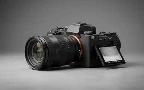 Fotorealistische Studioaufnahme von Systemkamera zum Thema Nikon Z6 II, ISIN JP3657400002, klare Lichtfuehrung - Foto: THN