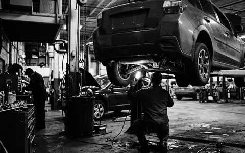 Schwarzweiss-Reportage mit Kompakt-SUV zum Thema Nissan Qashqai, ISIN JP3672400003, hoher Kontrast, sachlich dargestellt - Foto: THN