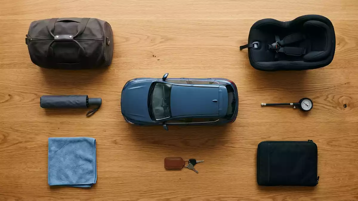 Flatlay-Arrangement rund um Kompakt-SUV mit passenden Requisiten von oben, neutral