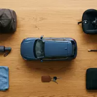 Flatlay-Arrangement rund um Kompakt-SUV zum Thema Nissan Qashqai, ISIN JP3672400003, weiches Oberlicht - Foto: THN