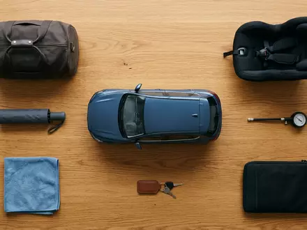 Flatlay-Arrangement rund um Kompakt-SUV zum Thema Nissan Qashqai, ISIN JP3672400003, weiches Oberlicht - Foto: THN