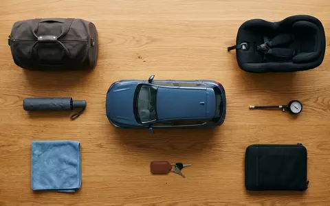 Flatlay-Arrangement rund um Kompakt-SUV zum Thema Nissan Qashqai, ISIN JP3672400003, weiches Oberlicht - Foto: THN