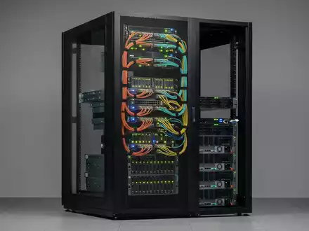 Fotorealistische Studioaufnahme von Serveranlage zum Thema NTT Data Services, ISIN JP3735400008, klare Lichtfuehrung - Foto: THN