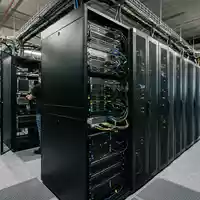 Fotorealistische Aufnahme von Serveranlage im Rechenzentrum zum Thema NTT Data Services, ISIN JP3735400008, natuerliches Licht - Foto: THN