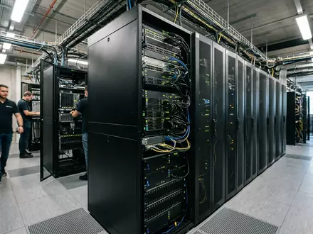 Fotorealistische Aufnahme von Serveranlage im Rechenzentrum zum Thema NTT Data Services, ISIN JP3735400008, natuerliches Licht - Foto: THN
