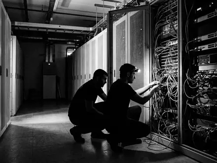 Schwarzweiss-Reportage mit Serveranlage zum Thema NTT Data Services, ISIN JP3735400008, hoher Kontrast - Foto: THN