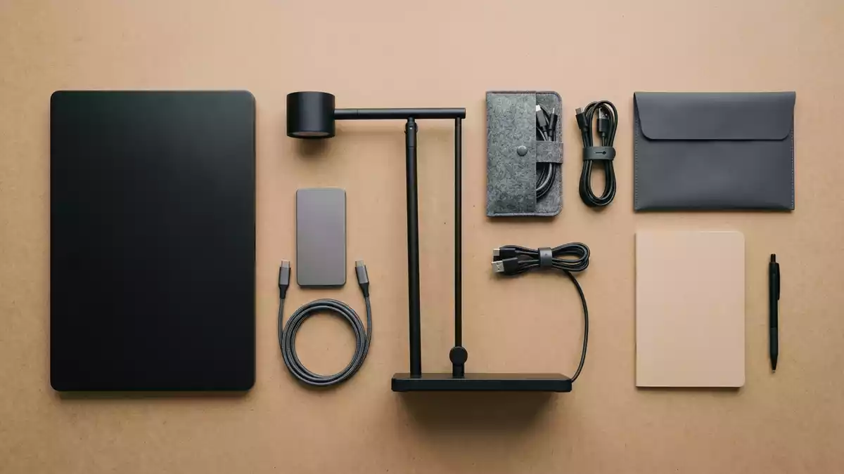 Flatlay-Arrangement rund um Externe SSD mit passenden Requisiten von oben, neutral