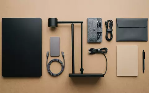 Flatlay-Arrangement rund um Externe SSD zum Thema WD My Passport SSD, ISIN US9581021055, weiches Oberlicht - Foto: THN