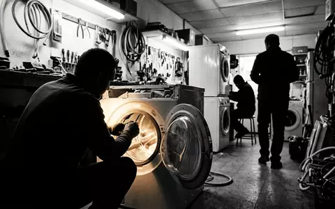 Schwarzweiss-Reportage mit Waschmaschine zum Thema Bauknecht Waschmaschine, ISIN US9633201069, hoher Kontrast, sachlich dargestellt - Foto: THN
