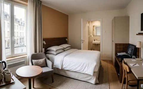 Fotorealistische Aufnahme von Hotelzimmer im Hotelzimmer zum Thema Premier Inn, ISIN GB00B1KJJ408, natuerliches Licht - Foto: THN