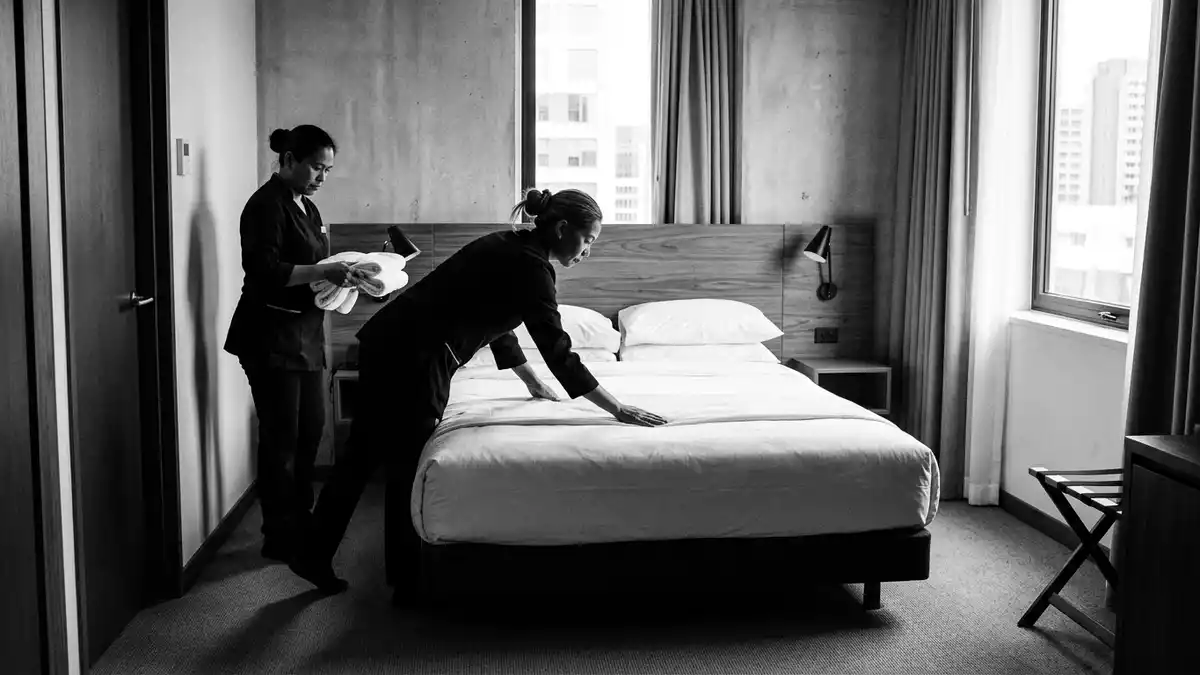 Schwarzweiss-Reportagebild mit Hotelzimmer in dokumentarischer Arbeitsumgebung