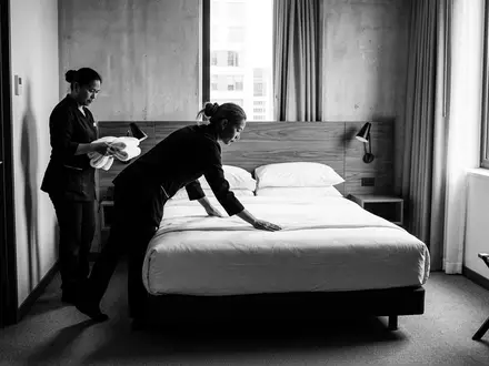 Schwarzweiss-Reportage mit Hotelzimmer zum Thema Premier Inn, ISIN GB00B1KJJ408, hoher Kontrast, sachlich dargestellt - Foto: THN