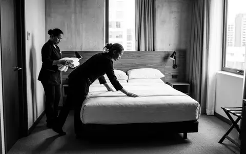 Schwarzweiss-Reportage mit Hotelzimmer zum Thema Premier Inn, ISIN GB00B1KJJ408, hoher Kontrast, sachlich dargestellt - Foto: THN