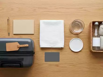 Flatlay-Arrangement rund um Hotelzimmer zum Thema Premier Inn, ISIN GB00B1KJJ408, weiches Oberlicht - Foto: THN