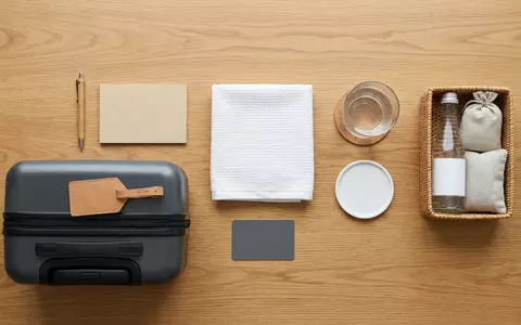 Flatlay-Arrangement rund um Hotelzimmer zum Thema Premier Inn, ISIN GB00B1KJJ408, weiches Oberlicht - Foto: THN