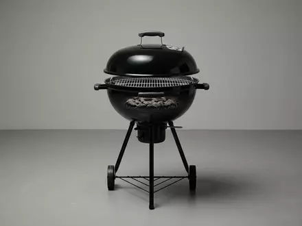 Fotorealistische Studioaufnahme von Kugelgrill zum Thema Weber Kugelgrill, ISIN US94770V1052, klare Lichtfuehrung - Foto: THN