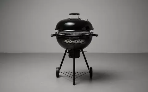 Fotorealistische Studioaufnahme von Kugelgrill zum Thema Weber Kugelgrill, ISIN US94770V1052, klare Lichtfuehrung - Foto: THN